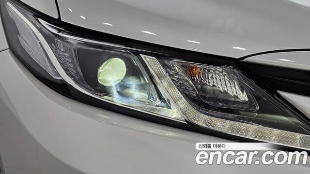Toyota Camry 2023 — ფოტო 16/30