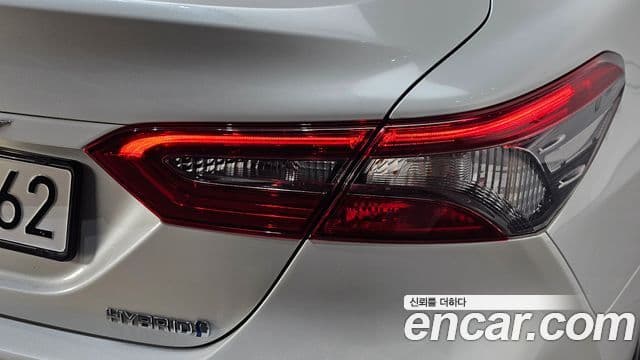 Toyota Camry 2023 — ფოტო 11/30