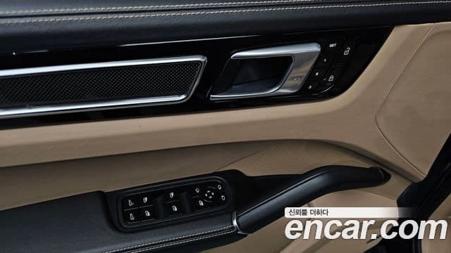 Porsche Cayenne 2019 — Photo 27/33