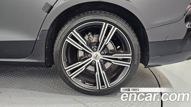 Volvo S60 2022 — Şəkil 21/33