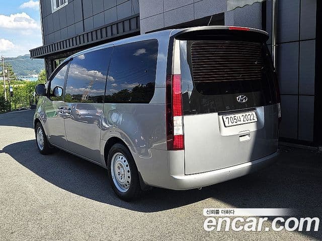 Hyundai Staria 2021 — ფოტო 2/18