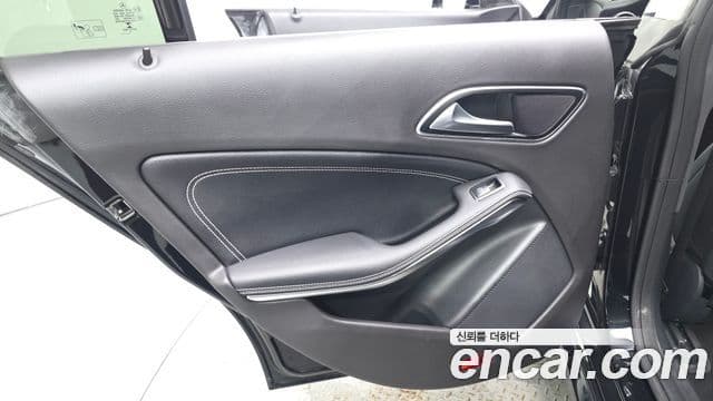 Mercedes-Benz CLA-Class 2018 — Şəkil 7/31