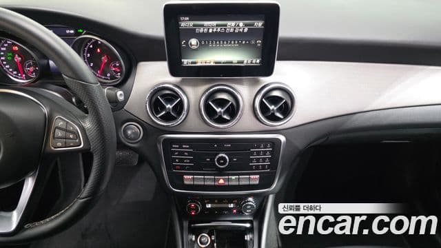 Mercedes-Benz CLA-Class 2018 — Şəkil 8/31