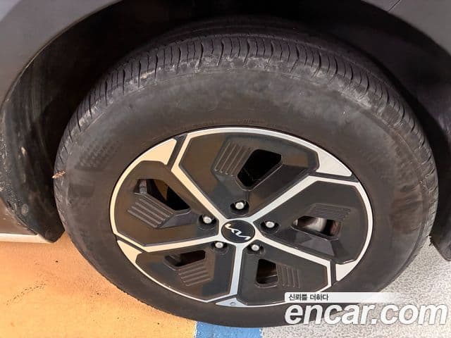 Kia Niro 2022 — ფოტო 11/13