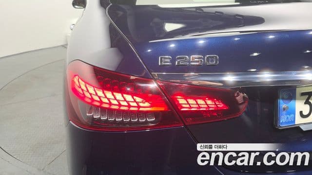Mercedes-Benz E-Class 2021 — Şəkil 13/32