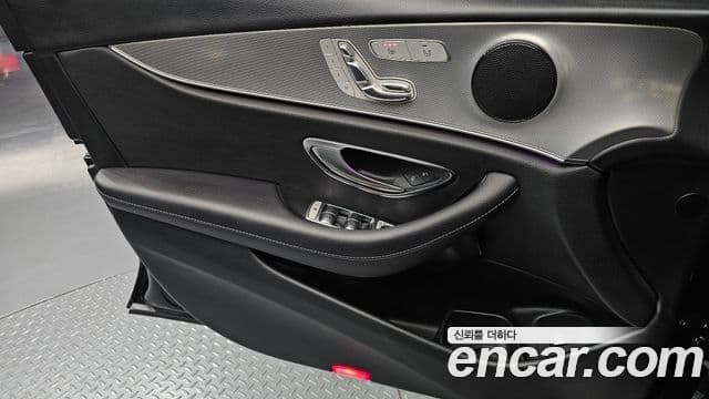 Mercedes-Benz E-Class 2018 — Photo 6/30