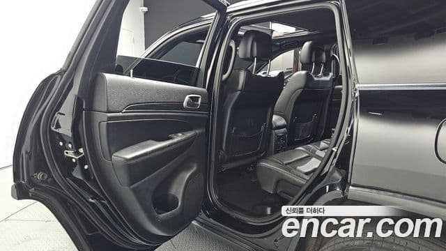 Jeep Grand Cherokee 2019 — Şəkil 33/35