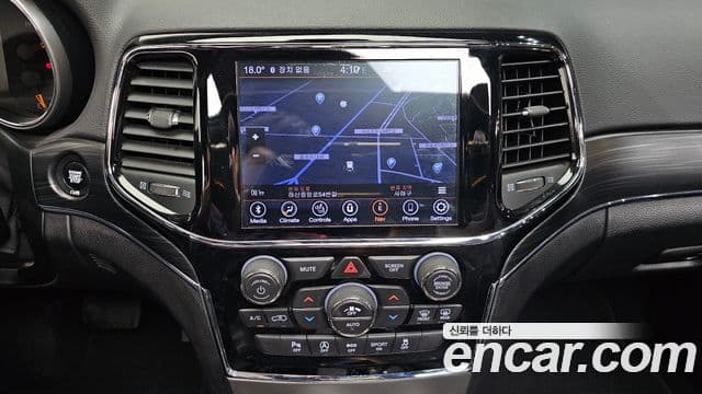 Jeep Grand Cherokee 2019 — Şəkil 23/35