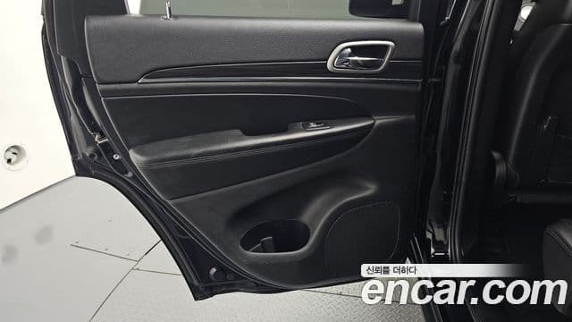 Jeep Grand Cherokee 2019 — Şəkil 21/35