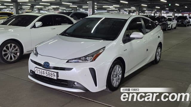 Toyota Prius 2021 — ფოტო 8/20