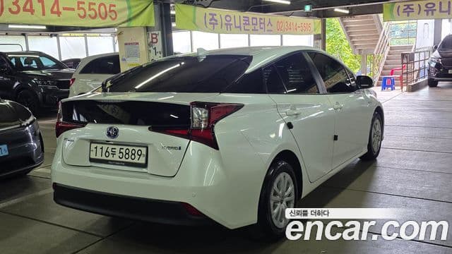 Toyota Prius 2021 — ფოტო 17/20