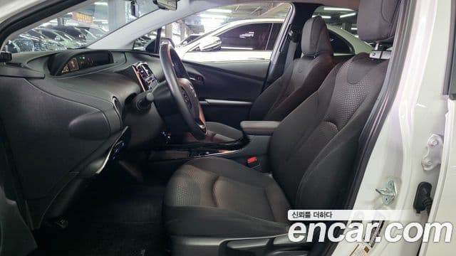 Toyota Prius 2021 — ფოტო 5/20
