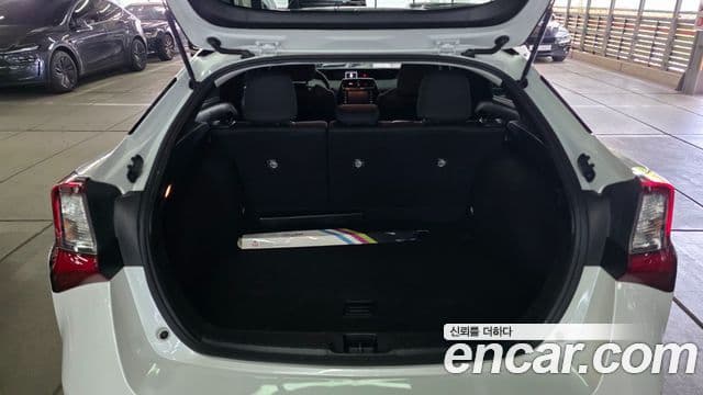 Toyota Prius 2021 — ფოტო 7/20