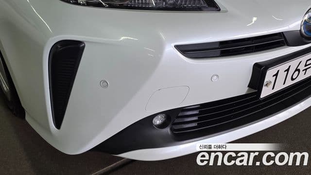 Toyota Prius 2021 — ფოტო 2/20