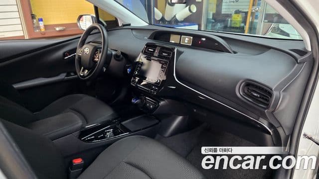 Toyota Prius 2021 — ფოტო 11/20
