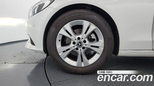 Mercedes-Benz C-Class 2018 — Şəkil 15/20