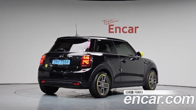 Mini Cooper Electric 2023 — ფოტო 8/30