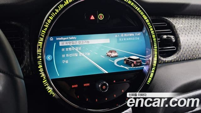 Mini Cooper Electric 2023 — ფოტო 25/30