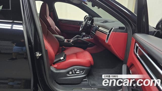 Porsche Cayenne 2020 — ფოტო 16/34