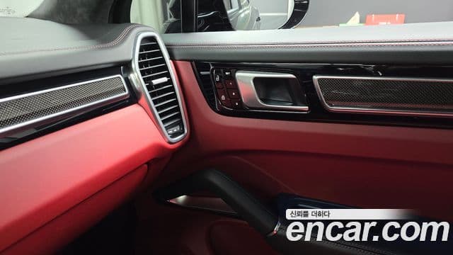 Porsche Cayenne 2020 — ფოტო 11/34