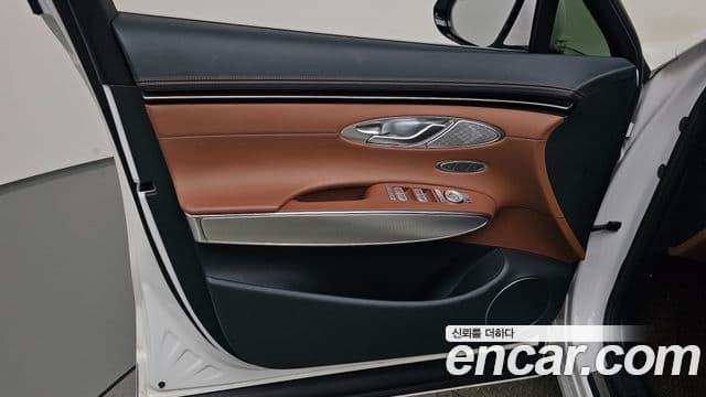 Genesis GV70 2023 — Photo 1/35