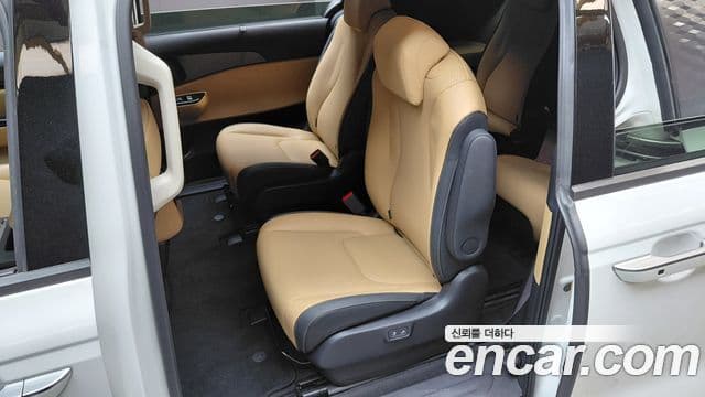 Kia Carnival 2023 — Фото 18/20