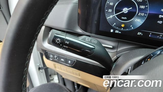 Kia Carnival 2023 — Şəkil 17/34