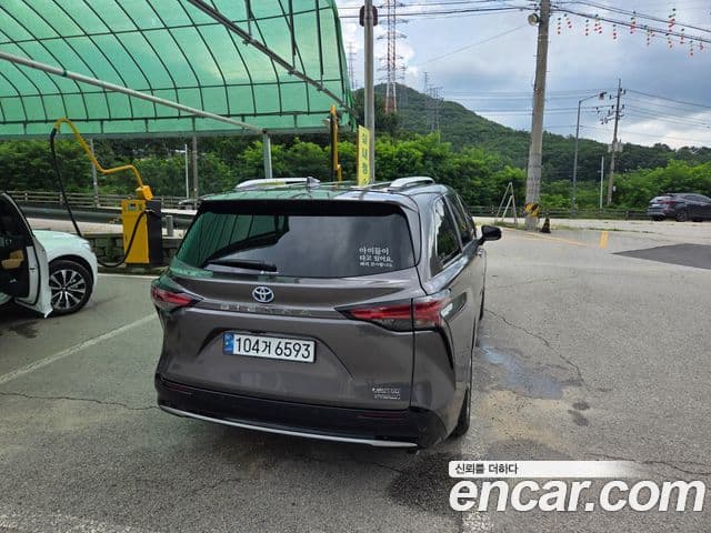 Toyota Sienna 2024 — ფოტო 2/12