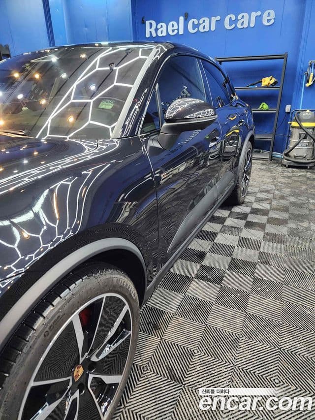 Porsche Macan EV 2025 — ფოტო 1/20