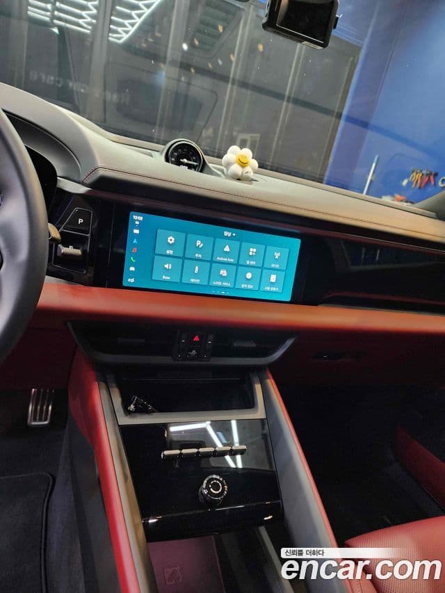 Porsche Macan EV 2025 — ფოტო 7/20