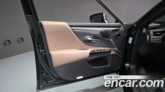 Lexus ES300h 2026 — Photo 12/32