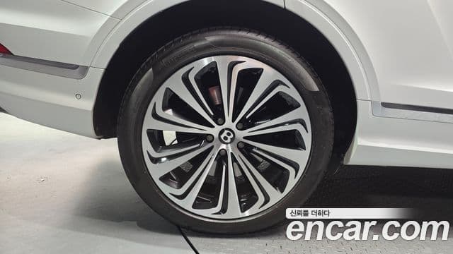 Bentley Bentayga 2023 — Photo 10/40