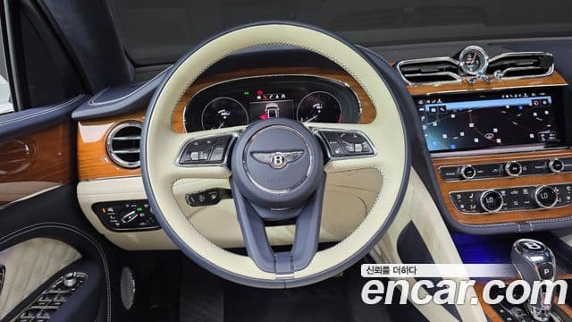 Bentley Bentayga 2023 — Photo 36/40