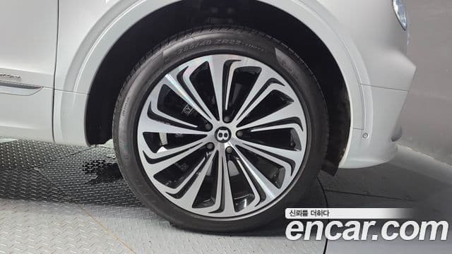 Bentley Bentayga 2023 — Photo 38/40