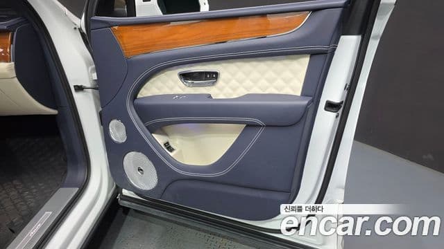 Bentley Bentayga 2023 — Photo 8/40