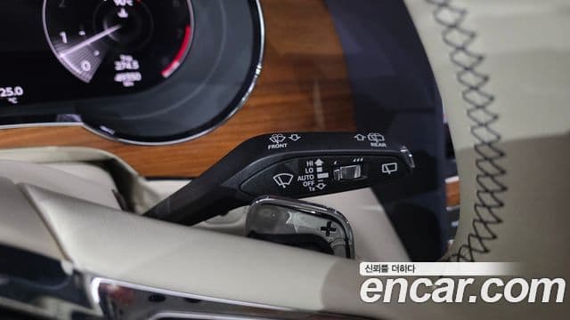 Bentley Bentayga 2023 — Photo 18/40