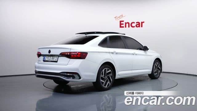 Volkswagen Jetta 2023 — ფოტო 18/32