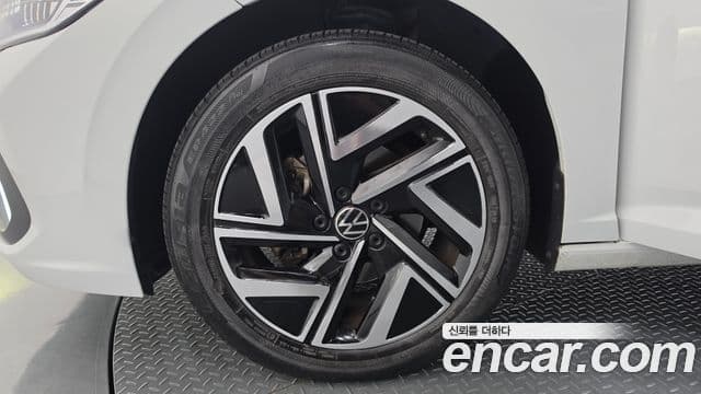 Volkswagen Jetta 2023 — ფოტო 16/32