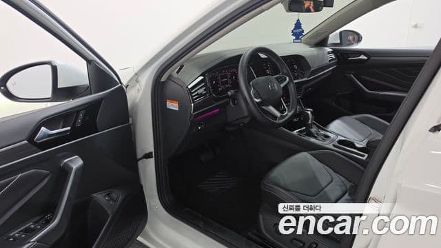 Volkswagen Jetta 2023 — ფოტო 14/32