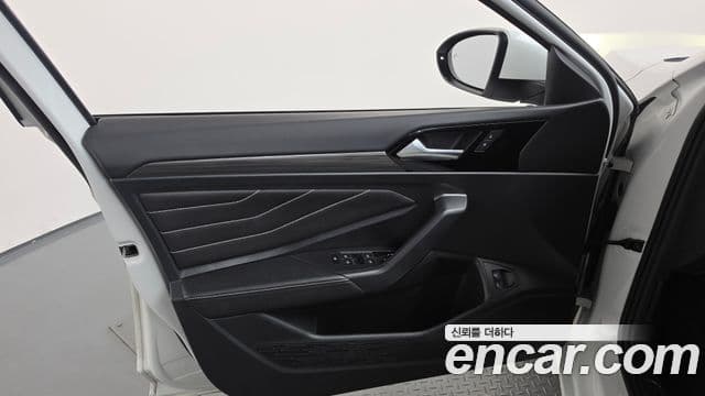 Volkswagen Jetta 2023 — ფოტო 29/32