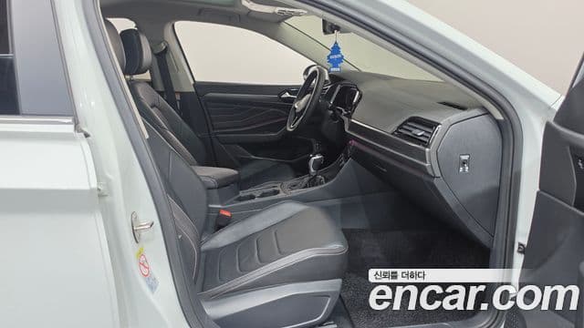 Volkswagen Jetta 2023 — ფოტო 21/32