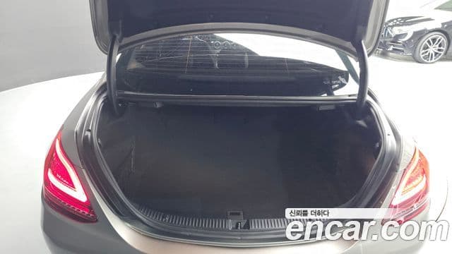 Mercedes-Benz C-Class 2019 — Şəkil 34/35