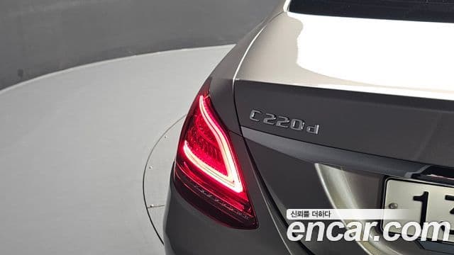 Mercedes-Benz C-Class 2019 — Şəkil 19/35