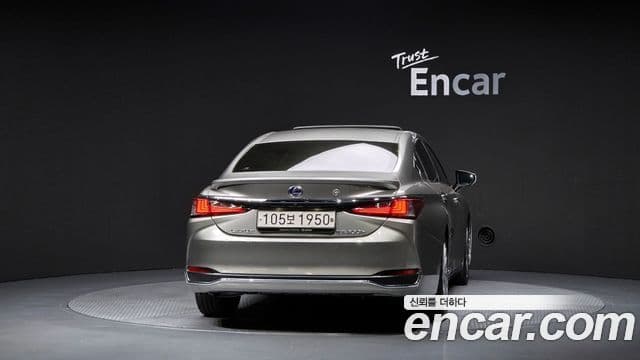 Lexus ES300h 2021 — ფოტო 14/37