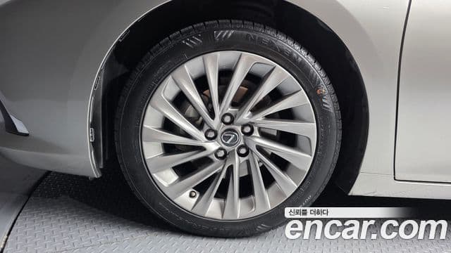 Lexus ES300h 2021 — ფოტო 22/37