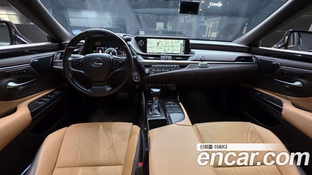 Lexus ES300h 2021 — ფოტო 25/37