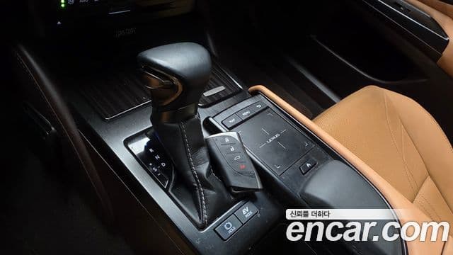 Lexus ES300h 2021 — ფოტო 4/37