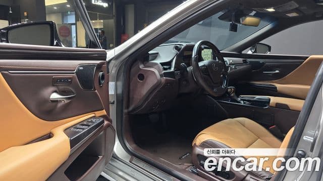 Lexus ES300h 2021 — ფოტო 23/37
