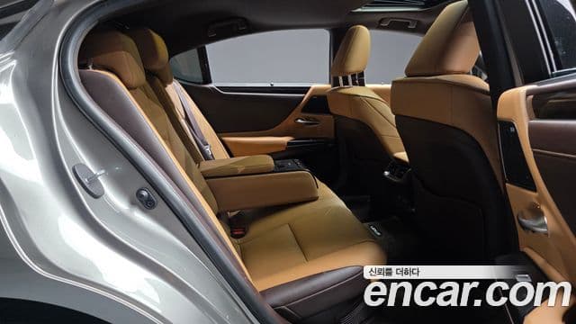 Lexus ES300h 2021 — ფოტო 11/37