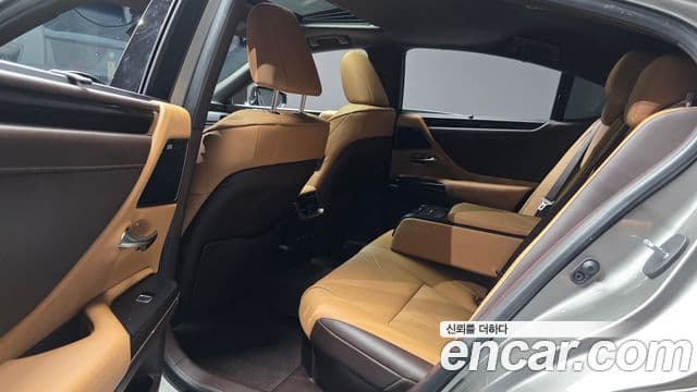 Lexus ES300h 2021 — ფოტო 12/37